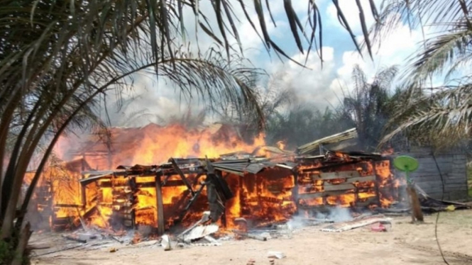 Diduga Konsleting Listrik, Rumah Warga Ludes Terbakar, Pemilik Ikut Tersambar Api (Foto antvklik-Puja)