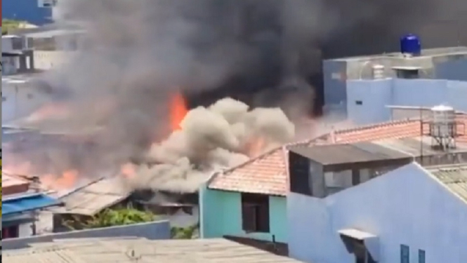 Sedikitnya 11 Rumah di Grogol, Hangus Dilalap Kobaran Api di Siang Bolong (Foto Instagram)