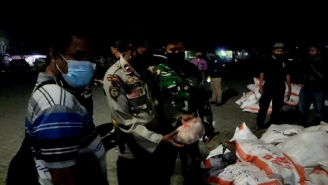 Malam-malam 1 Ton Lebih Daging Ayam Beku Ilegal Disita Tim Gabungan TNI-Polri (Foto: antvklik-Irwan)