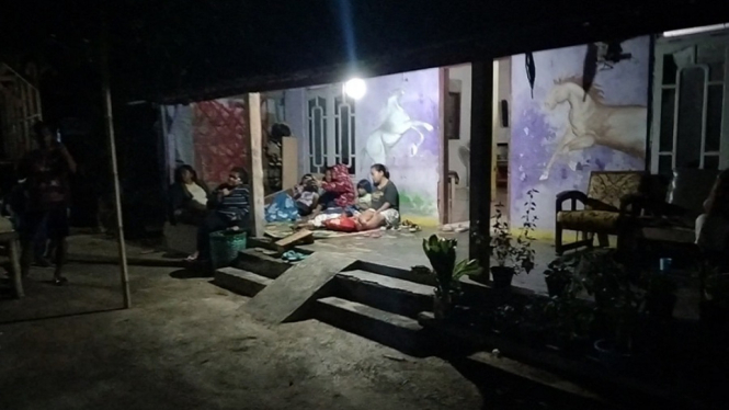 Tengah Malam Warga Tidur di Luar Rumah Khawatir Gempa Susulan (Foto: antvklik-Aditya)