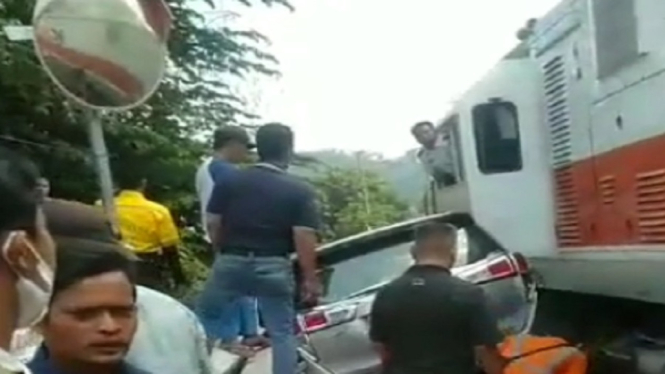 Mati Mesin di Perlintasan, Minibus Ringsek Dihantam Kereta Api (24/10/2021) (ANTVKLIK/Siti)
