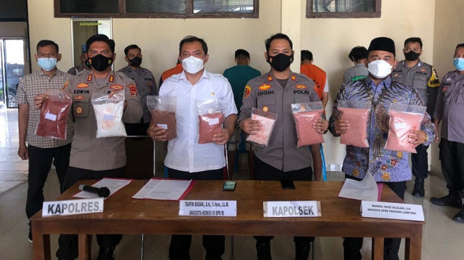 Polisi Tangkap Pengedar Pupuk Oplosan di Lampung, Begini Modusnya (Foto Humas Polres Lampung Selatan)