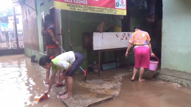 Banjir mulai surut warga bersih-bersih rumah (antv / Robin Fredy)