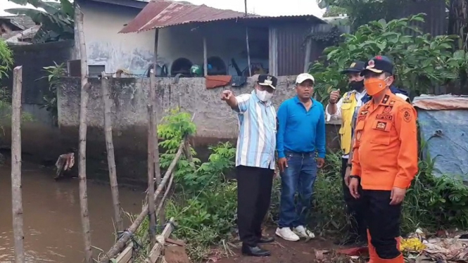 Wakil Gubernur Jawa Barat Uu Ruzhanul Ulum Tinjau Perbaikan Tanggul Jebol (Foto antvklik-Kurnia)