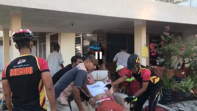 Viral, Aksi Heroik Personel Brimob Evakuasi Lansia yang Rumahnya Terbakar (Foto Tangkap Layar Video)