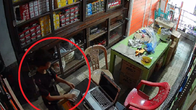 Astaga! Bocil Terekam CCTV Nekat Mencuri Uang untuk Main Judi (Foto antvklik-Erdika)