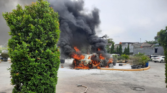 Mobil Mewah Mercedez Benz Terbakar saat Hendak Ditinggal Sholat Jumat (Foto antvklik-Kurnia)