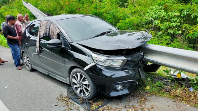 Kecelakaan Ekstrim, Mobil Tabrak Besi Pembatas Jalan hingga Tembus ke Badan Mobil (Foto antvklik-Fadly)
