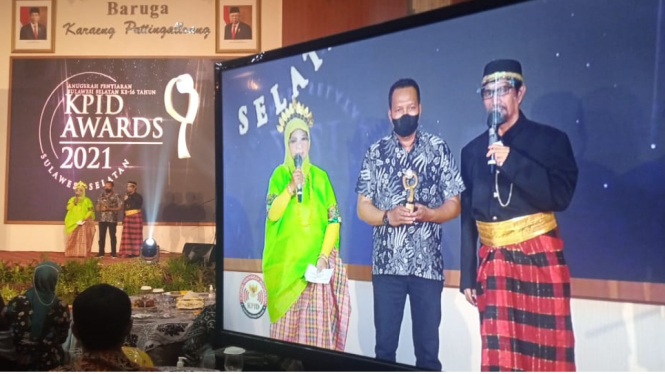 Penghargaan diterima Kepala Stasiun Transmisi ANTV Makassar, Mukhlis dalam gelaran KPID Awards 2021, Sabtu malam 4/12 ( Foto: ANTV )