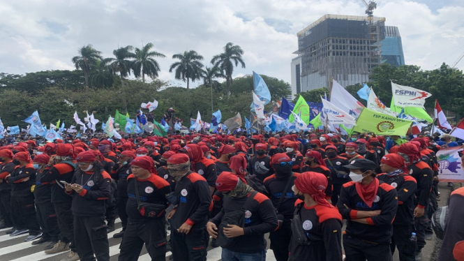 Ribuan buruh dari berbagai federasi demo menuntut upah minimum provinsi 2022 naik lebih besar dari yang sudah ditetapkan. (antv / Restu Wulandari)