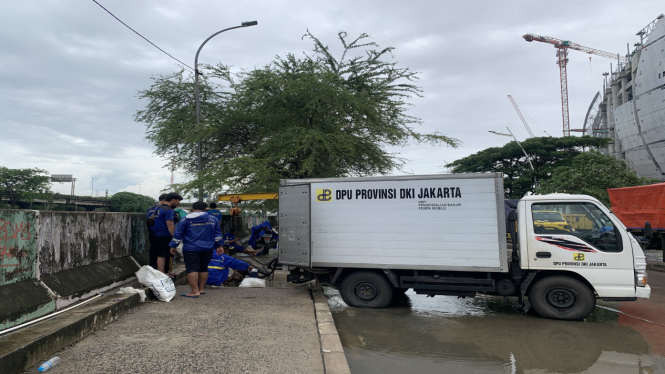 Salah satu pompa mobile yang dikerahkan di Jalan RE Martadinata, Jakarta Utara untuk antisipasi banjir rob. (Antv / Restu W).