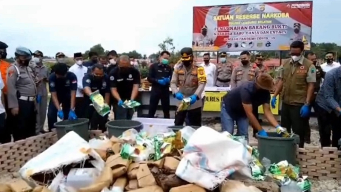 Kapolres Lampung Selatan memimpin pembakaran Narkoba seharga 2 milyar (antv / Pujiansyah)