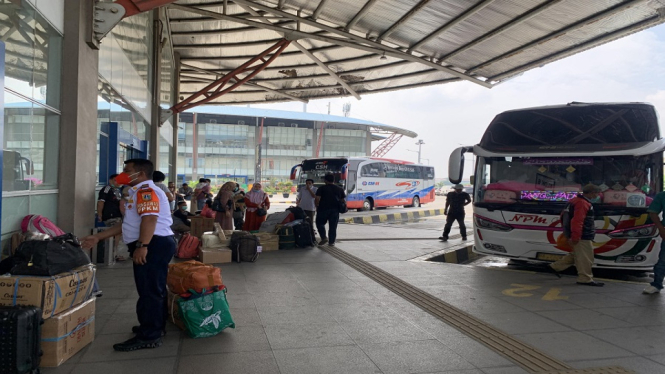 Menjelang natal dan tahun baru Terminal Pulogebang ramai penumpang (antv / Restu Wulandari)