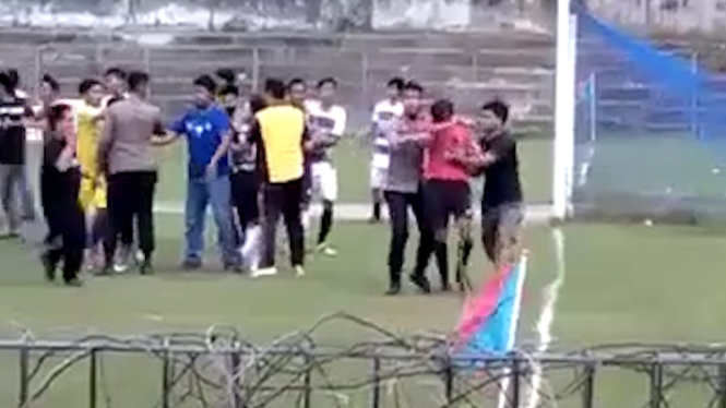 Pertandingan Sepakbola Liga 3 Sulsel Berujung Ricuh, Wasit Babak Belur (Foto antvklik)