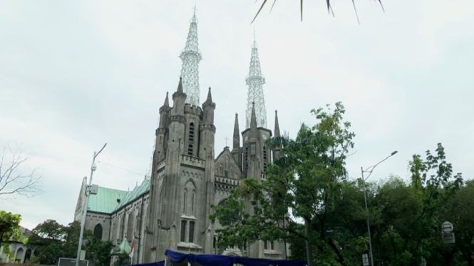 Gereja Katedral bersiap menyambut jemaat yang akan merayakan misa natal (antv / Rahmat Aminuddin)