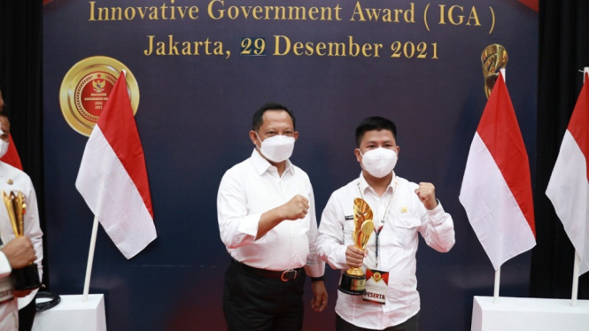 Kabupaten Sambas Raih Innovative Government Award 2021 Dari Mendagri Tito Karnavian