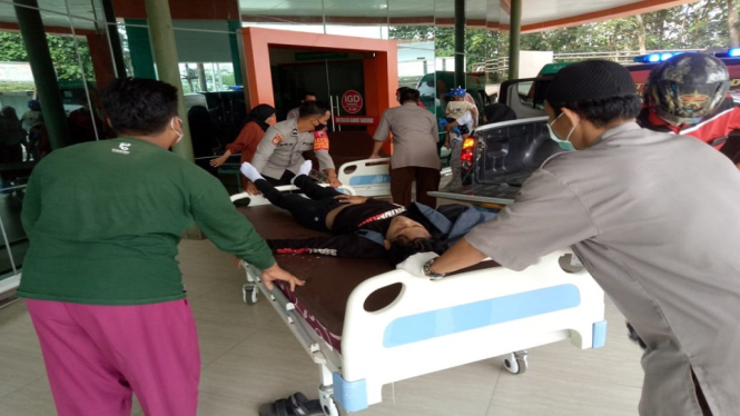 Mobil dan Dua Sepeda Motor Adu Banteng di Perempatan Purbalingga, Dua Pengendara Luka-luka