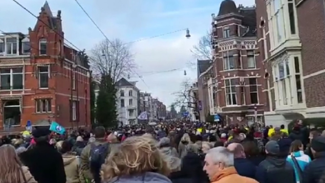 Ribuan Warga Belanda Turun Ke Jalan Protes Penerapan Lockdown