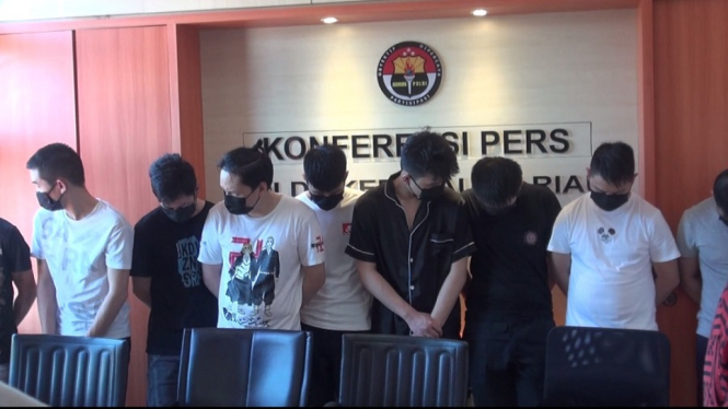 10 orang WNA yang ditangkap polsi di Batam (antv / alboin Hironimus)