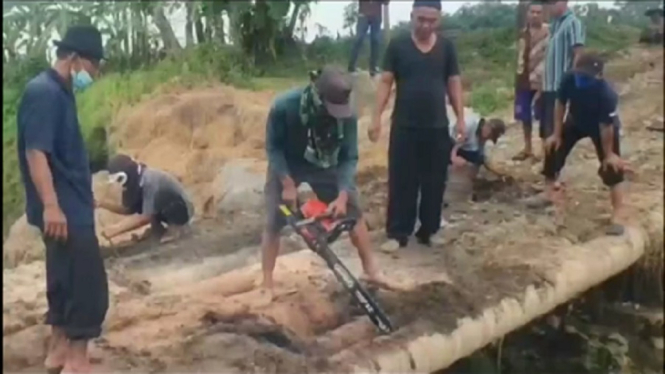 Kesel, Petani di Jepara Bongkar Jembatan Akses Ke Penambangan Batu Illegal