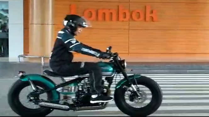 Kunker ke Lombok Jokowi naik motor custom (antv / Herman Zuhdi)