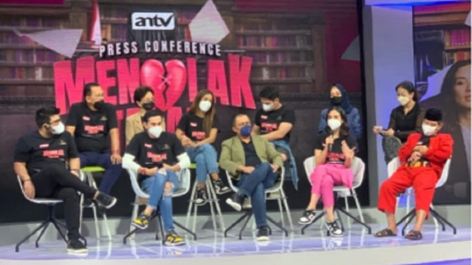 Para pemain serial ‘Menolak Talak’ dalam acara konferensi pers yang digelar di Studio 3, ANTV, Jakarta, Jumat (14/1/2022).