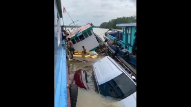 Mengangkut Mobil dan Motor Serta Sembako, Kapal Tenggelam di Sungai (Foto Tangkap Layar)