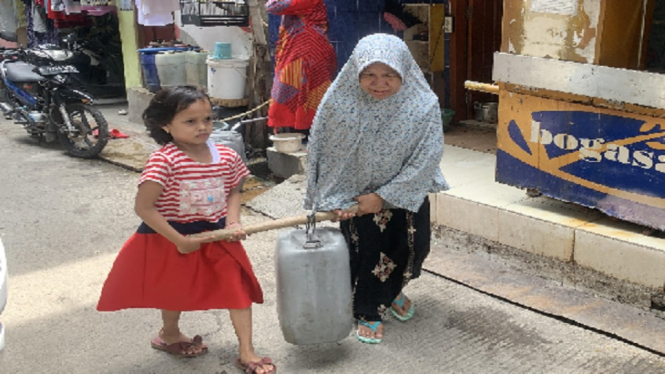 Warga Kampung Marlina harus rela membeli air bersih untuk kebutuhan harian mereka
