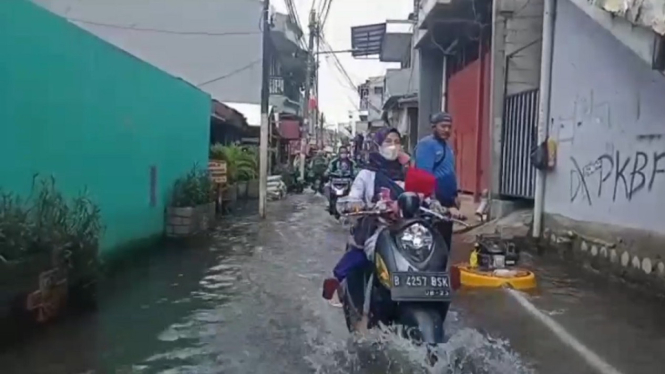 Setelah terendam semalaman banjir di Rawa Buaya mulai surut (antv /  Arief Budiman Saputra)