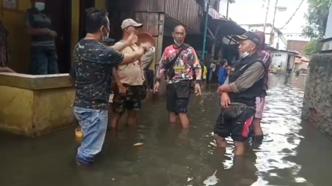 Banjir di kawasan Tegal Alur masih sebetis orang dewasa (antv / Arief Budiman Saputra)
