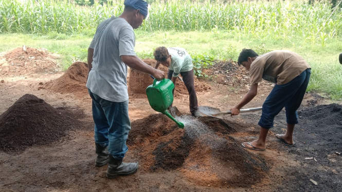 Ciptakan Lapangan Kerja, Pria di Sumbawa Barat Ajari Olah Sampah Jadi Kompos