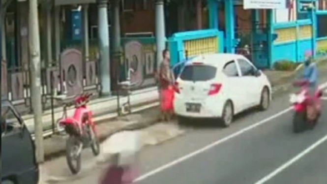 Pengendara Mobil Gondol Alat Pengatur Suara Masjid, Terekam CCTV