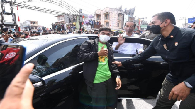Jokowi Kasih Jaket di Balige