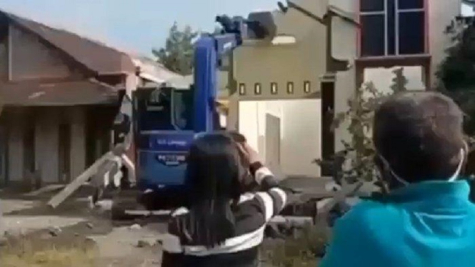 Suami Selingkuh, Wanita Ini Hancurkan Rumah Mewah Miliknya dengan Eskavator (Foto Tangkap Layar Video)
