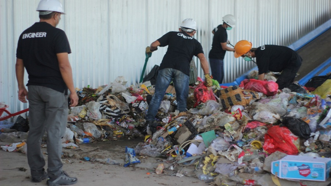 Pemilahan Sampah di TPST Prima Sangatta Eco Waste pemisahan limba pasar
