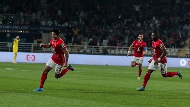 Pemain Al Ahly Mohamed Hany merayakan golnya