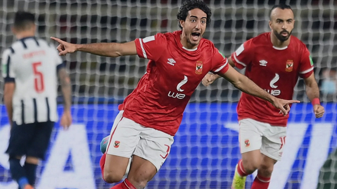 Pemain Al Ahly Mohamed Hany merayakan gol ajaibnya
