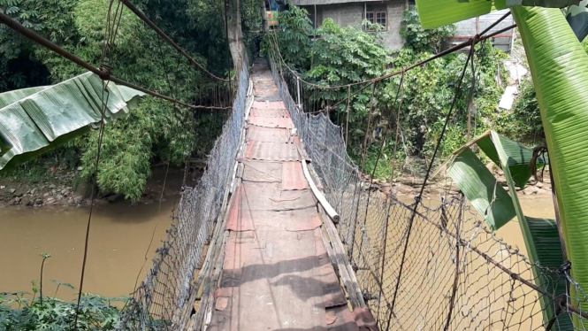 Jembatan Gantung Lapuk Masih Digunakan Warga Srengseng Sawah dan Depok (Foto antvklik-Ame)