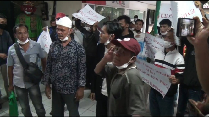 Dugaan pungli oknum Rw, warga demo kantor kecamatan (antv / Arief Budiman Saputra)