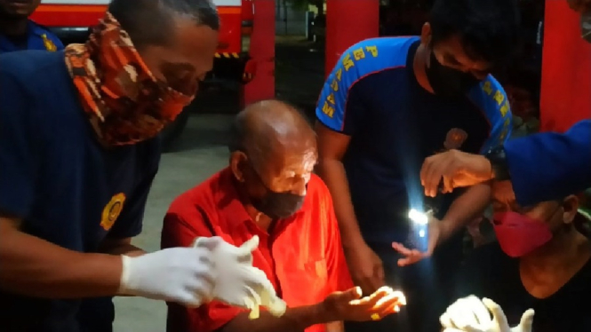 Dramatis, Tim Damkar Lepas Cincin di Tangan Kakek Berusia 75 Tahun (Foto antvklik-Rais)