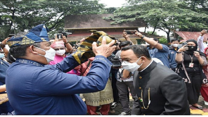 Wakil Gubernur Riau H. Edy Afrizal Natar Nasution, Memasangkan Tanjak Riau kepada Gubernur DKI Anies Baswedan
