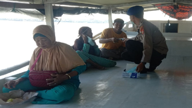 Cegah Sebaran Covid-19, Polairud Sumbawa Sosialisasi Prokes di Atas Kapal Nelayan