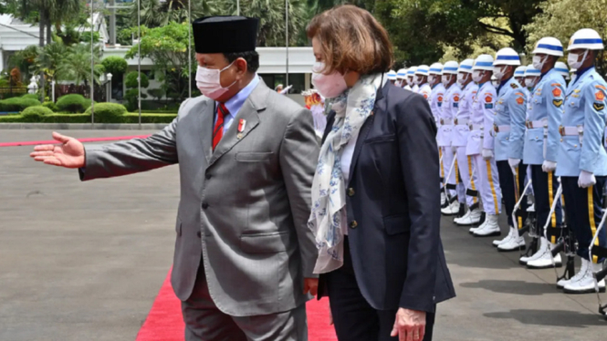 Menhan RI Prabowo Subianto dan Menteri Angkatan Bersenjata Republik Prancis Florence Parly