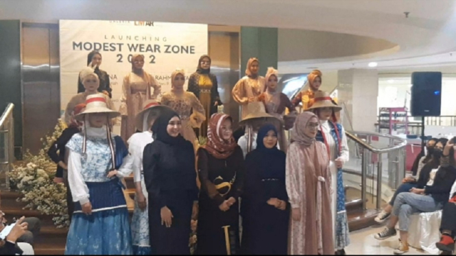 4 Desainer Muda menggelar fashion show di Yogyakarta untuk membangkitkan kembali dunia fashion (antv / Nuryanto)