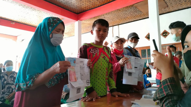 Penyaluran Bansos PKM Tunai di Indramayu, Wajib Tunjukan Kartu Vaksin tahap ll (Foto antvklik-Opih)