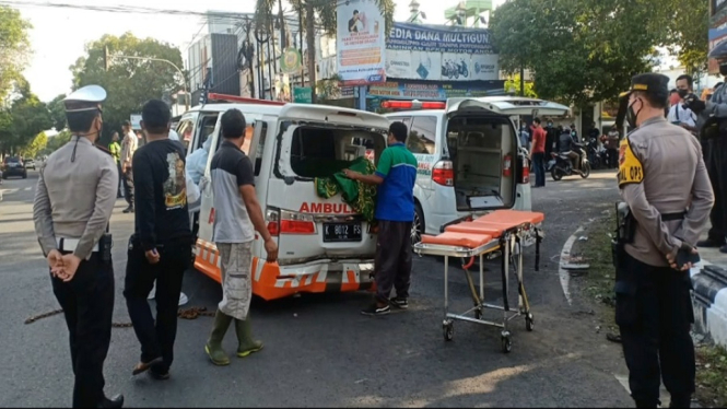 Truk Tangki Sruduk Ambulans Bawa Jenasah, 1 Orang Pengantar Ikut Ke Alam Baka (antv / Abdul Rohim)