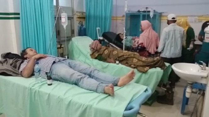 Keracunan gas tambang, puluhan warga Madina dilarikan ke rumah sakit (antv / Romulo Siregar )