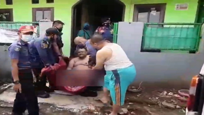 Petugas Damkar evakuasi pria obesitas seberat 200 kilogram (antv / Usep Syarifuddin)