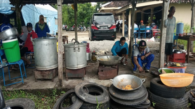 Minyak goreng langka, 647 pengungsi makan tanpa lauk (antv / Lucas Didit)