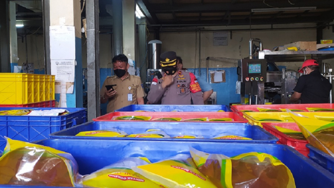 Polisi dan Dinas Perdagangan Kota Depok Menggerebek gudang pengemasan ulang Minyak Goreng